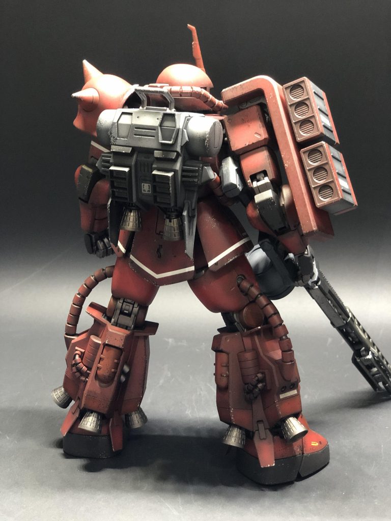 腰と腕のホワイトのラインはデカールを使いました。少し余ったのでふくらはぎの横にも貼っています。