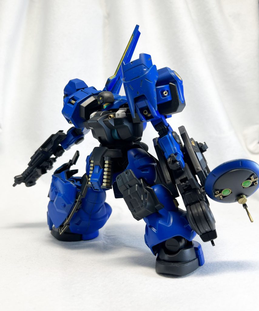 膝部分の盾や全体的に無骨ながら曲線的なデザインなど、イメージソースはV、VD系の重量二脚が多くを占めています。