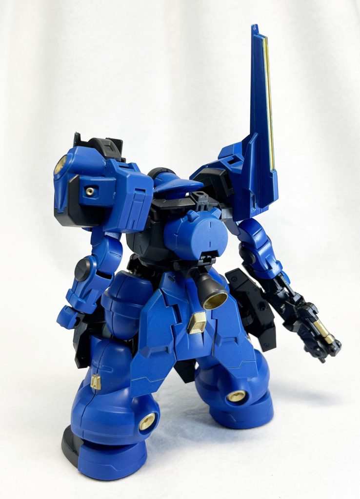 バックビュー。左右非対称のシルエットを意識していますが、案外非対称部分は多くないです。