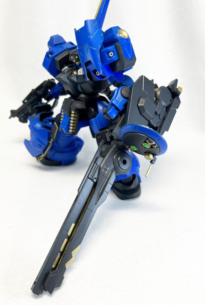 武器の展開ギミック。構えないと撃てない高火力・高消費・長射程の砲です。もちろんTE属性。