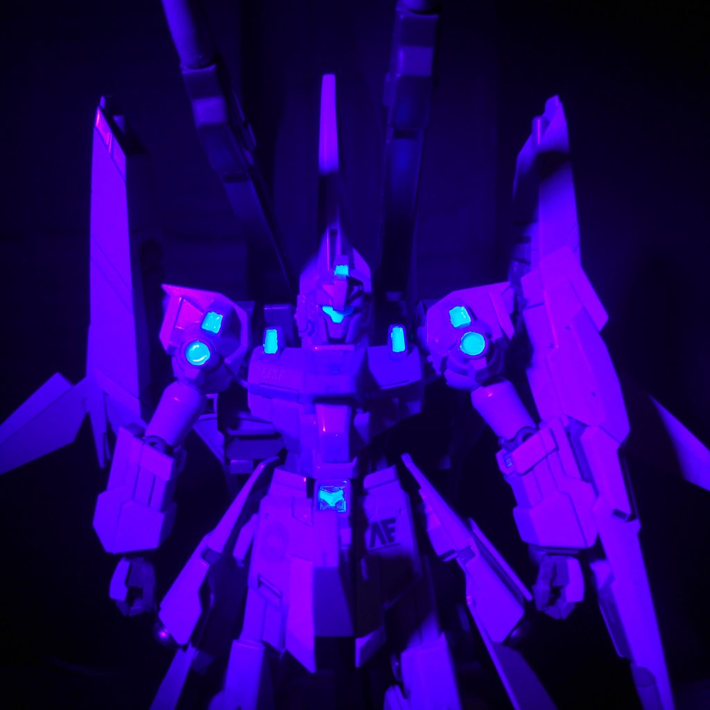 ブラックライトやっと入手したので、記念撮影wはじめは、リゼルに青いセンサーをやってみたく、カラーチェンジを。と、ユウ・カジマのジェガン見たときにコウ・ウラキも退役してるシーンないよな？と思って、妄想の中ででも登場させてやりたく…とバニング大尉のパイロットスーツの色をイメージにカラーリングを決めていきました。 