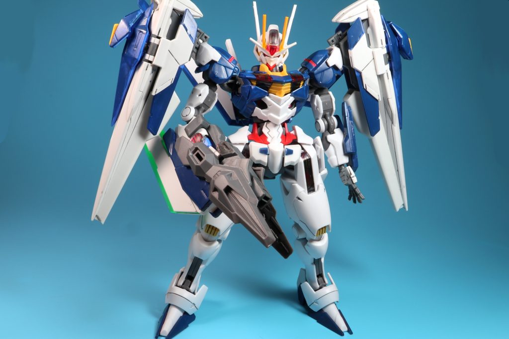 以下、簡単に妄想設定です。グラスレー寮との決闘で破損したエアリアルの修復時の改修案の一つ。大型ブースターユニットと複数の近接兵装の追加により敵機の懐に入り込み行動不能レベルの致命的な攻撃を短時間で与える事を想定し設計された。しかし、追加パーツの大型化によるコスト増やビットステイブのオールレンジ攻撃と相性が良くないといった理由から、本案は廃案となった。