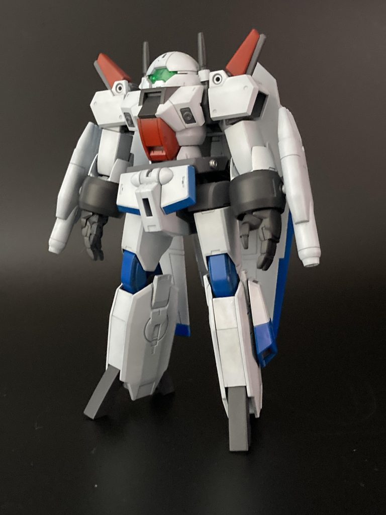 脚は鉄血の武器セットの,グレイズ用のブースターから.足にしてくれと言わんばかりの形でしたが,幅が狭く,2ミリ幅増ししています.デミの脚の関節をかなり強引に改造しています.頭部のパーツはSDマクロスの余剰パーツ.腕の横のガンはティルトローターパックから.イメージはトランスフォーマーのスタースクリーム(なぜそこから?).飛行機モードでいい感じに手を隠してくれます.