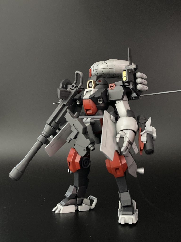 偵察機ということで,イメージソースはザクフリッパーです.バズーカ装備のイラストがあり,好きだったので,鉄血から持ってきました.股間にビームライフルのマウントをして,火力を補っています.色は?となると思いますが,それは最後までみていただければ.