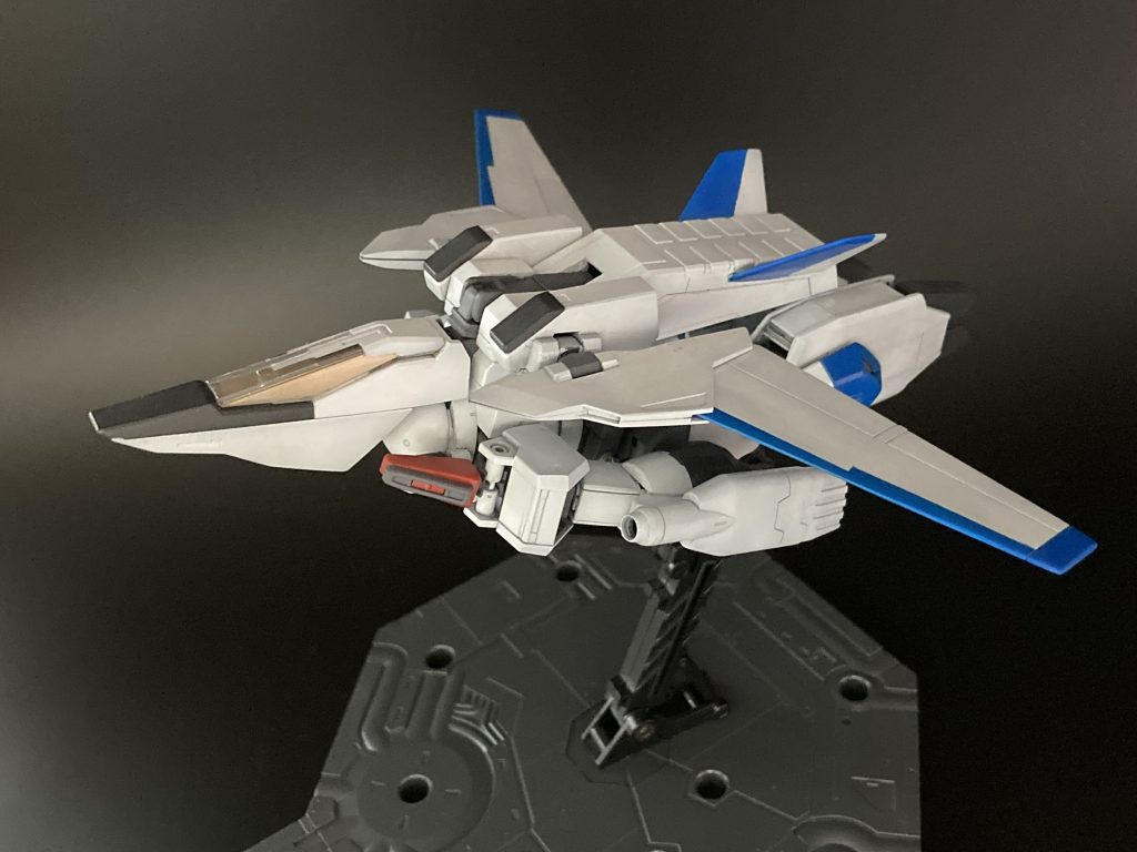 翼はライトニングガンダムのオプションと,昔のドラグナーのリフターの翼を合わせて.バックパックとか飛行機系の装備は,ガンダムハルートから.これはかなりいろんなものを試して,結局ハルートのまんまですが,まぁ,いいか・・・.肩のパーツははジムスナイパーK9のドッグパック.