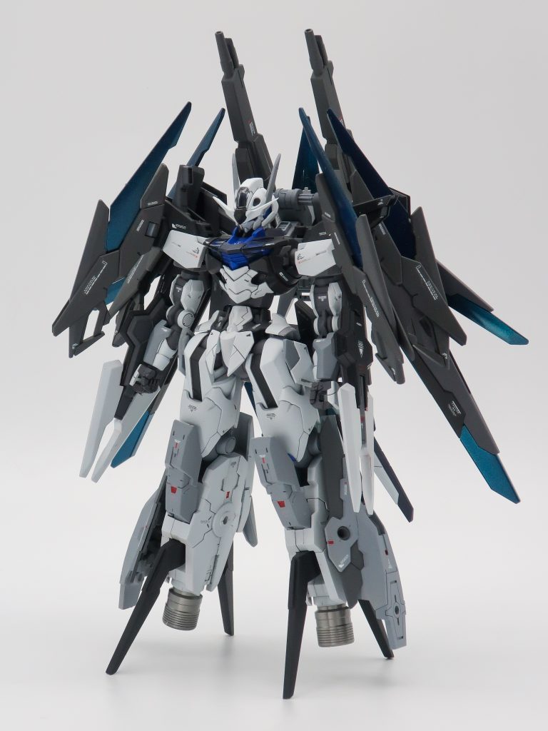 欲張ってブースターのスラスターのサイズを大型にしてしまいバランスが悪くなってしまいました。当初はもっと青系を中心とした配色を予定していましたが、塗装中に急遽変更しました。胸部の青はその名残です。。。