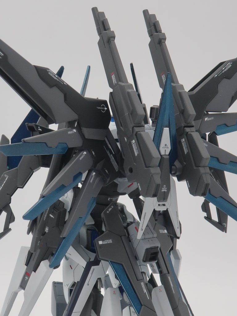 背面はスクランブルガンダムのウイングをメインにビルドファイターズトライのオプションパーツなどを追加しました。