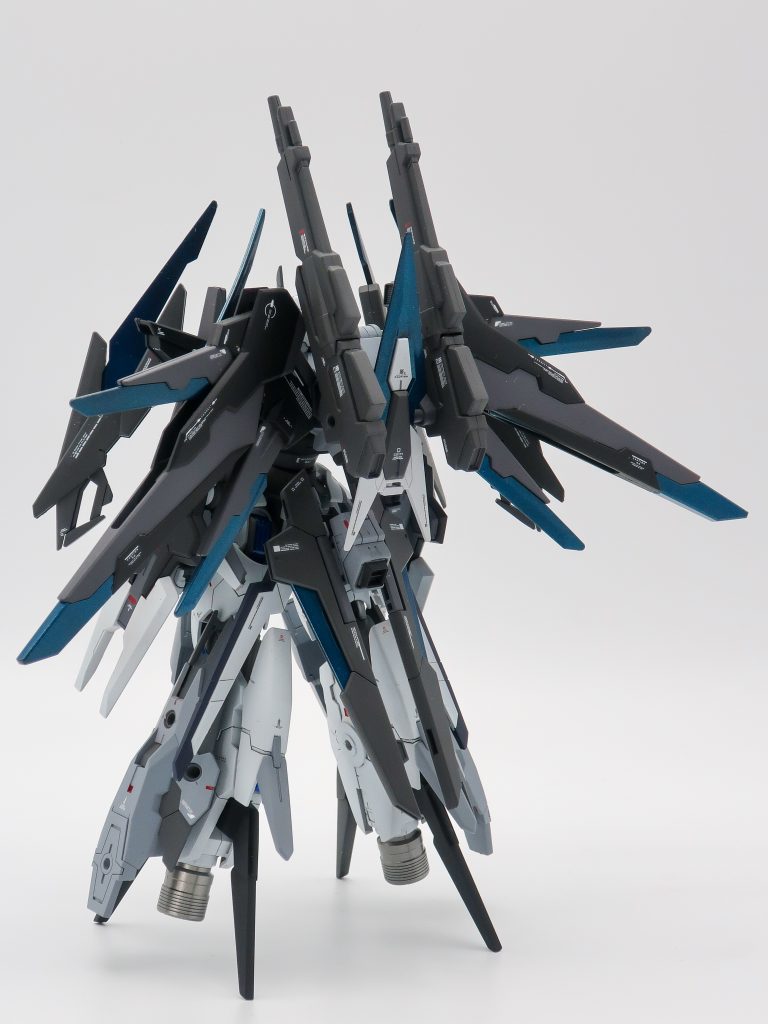 背面を少し後ろに引いたところから撮影。腰にはビルダーズパーツにプラバンを追加して、GNライフルビットを取り付けました。