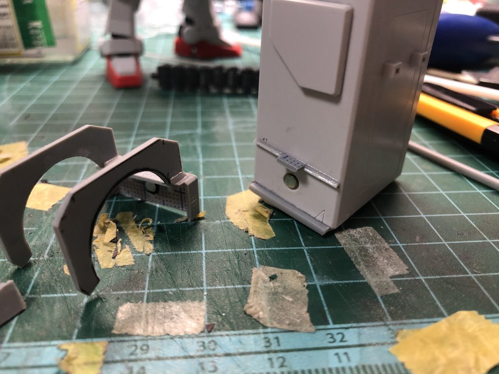 ガトリング弾倉と保持部分は別パーツで保持部分パーツはプラ板で自作しました。コンテナ、保持部分、弾倉はネオジム磁石で接続します。