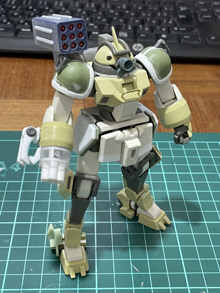 各パーツは３５分の１スコープドッグのものを流用しましたが、大きさや厚さが合わずかなり手を加えています。頭部のレンズがそのまま使えたのは助かりました。ガトリングはチュチュ先輩も大好きなチュッパチャプスの棒です。