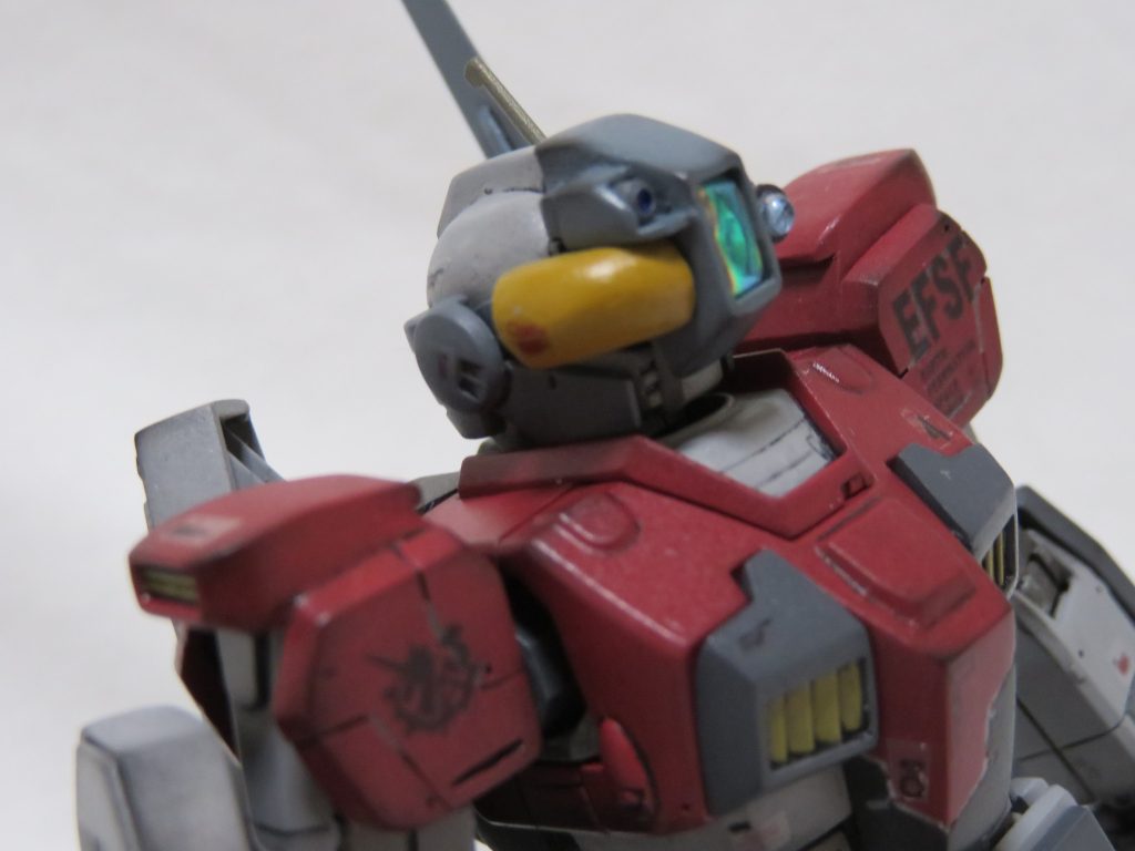 顔面にドームアンテナをのめり込ませて高感度センサー&カメラを入れたバイザーです