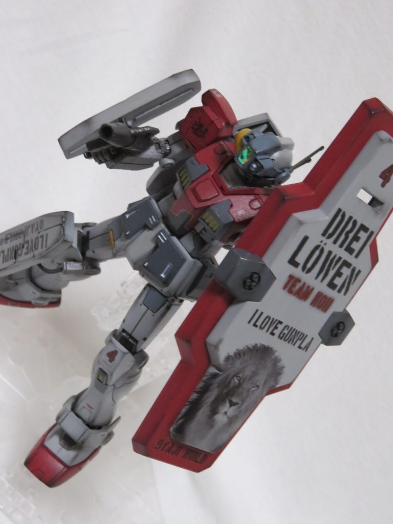 3機のドライレーヴェン機には共通の盾が装着されています