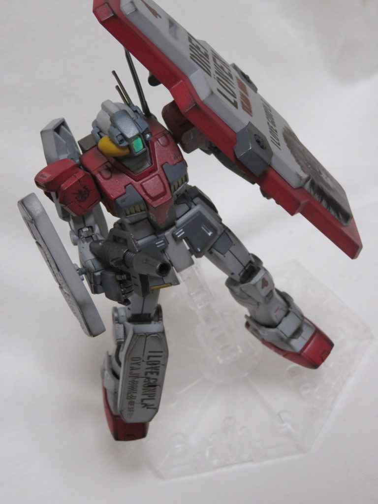 ジムガードカスタムと言えば、無駄に大きい盾(笑)その広大なスペースを使って、ガンプラ友達3人で、チームのデカールを作って派手な盾を持つ3人小隊を作ろう!…という企画で製作したものです。ちなみに、砂漠のトカゲ隊のメンバーでもあります(笑)ってなわけで僕の機体もアップっす♪