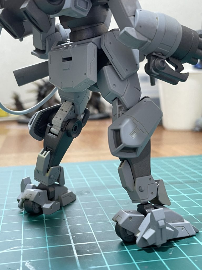 足首はボールジョイントに変更して可動域を増やしています。足首の装甲もヒンジに変更しています。