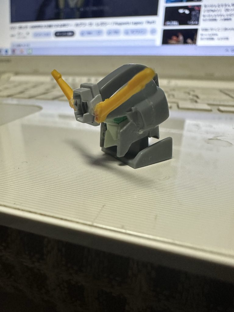 フェイスマスクは元の一体成型の物はなんか垢抜けない感じがしたので、切り離してジャンクの旧キットのSガンダムの物を移植しました。頭部ハイメガキャノンはビルドアップパーツから。