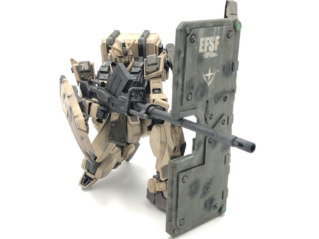 180ミリキャノンも大型シールド構えて撃ちます膝立ちじゃないとポージングが安定しないですが、様になってると思います。