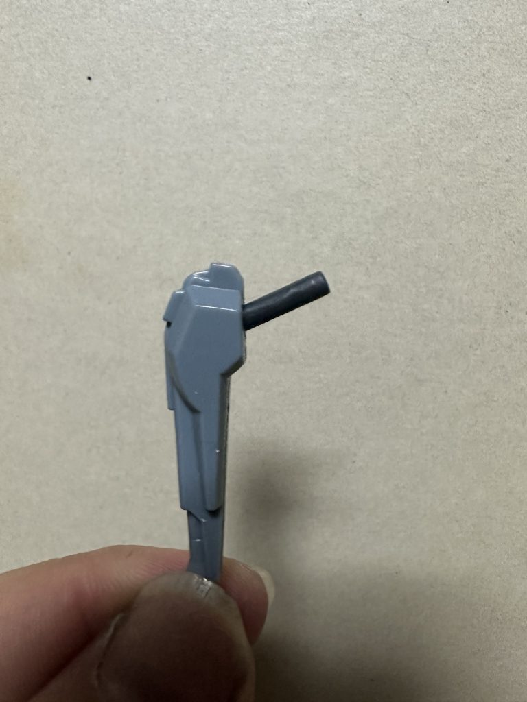 腰のビームガンは可動が無かったのでボールジョイントを仕込みました。