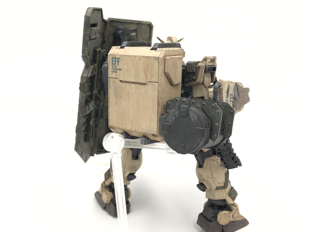 ガトリング構え状態のバックショットコンテナに大型シールドをアーム接続、ガトリングの弾倉もマウントしてるのでめっちゃ重いです