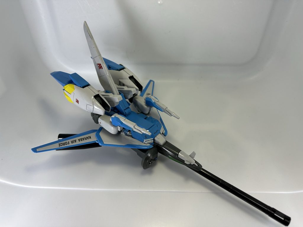 カラーリングはあえて薄い水色とくすんだ白というカラーリングとし、いかにもテスト機という感じの弱そうな感じを意識しました。デカールはAEとカラバエアフォースを中心に。一点だけ肩にエゥーゴの文字を入れました。武器はカバーが白なの以外はグレーで普通のZプラスと同じ感じなのは、そもそもテスト機でこの武装は急遽カラバに引き渡すのに通常のC1型から流用したからビームスマートガンに関してはテスト機カラーになってない・・・という感じです。