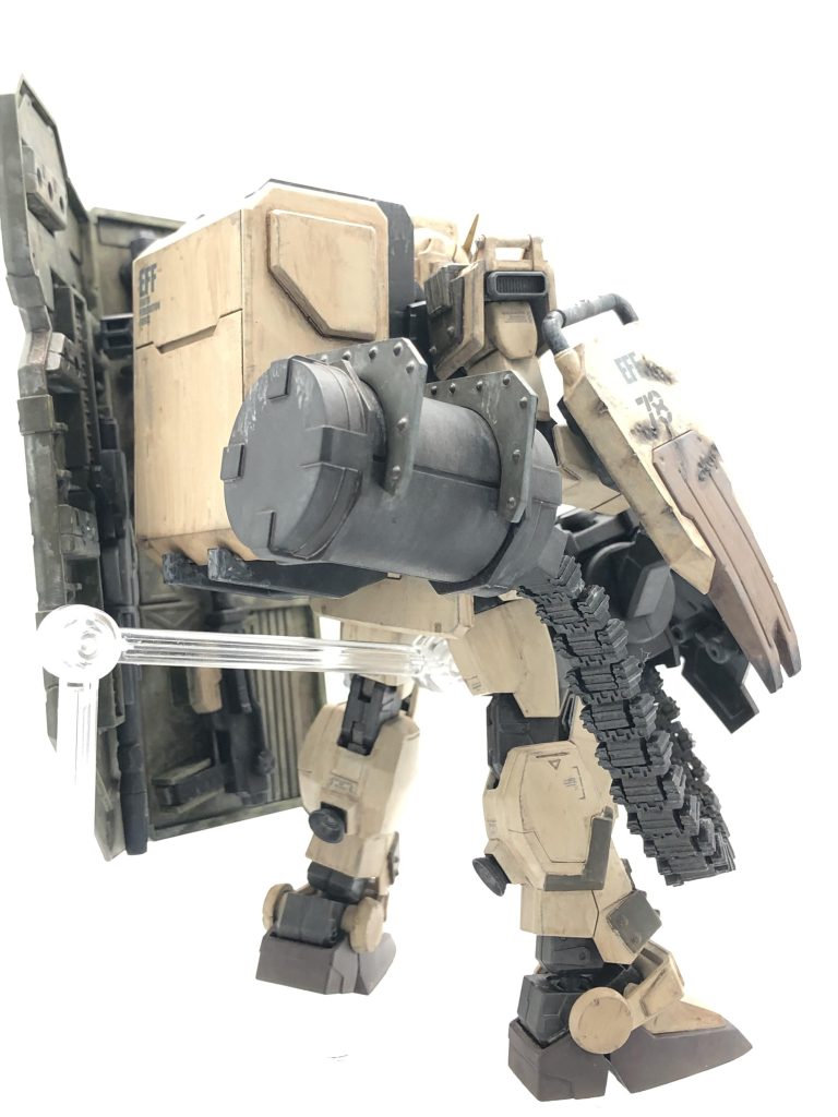 ガトリングもっての素立ち状態バックショットガトリング弾倉、シールド各種、コンテナは使い込まれてる感を意識してウェザリングをしました。あと、今となってはコンセプト的に過剰な気もしましたけど当初案にあった脚部バーニアを追加追加してます。