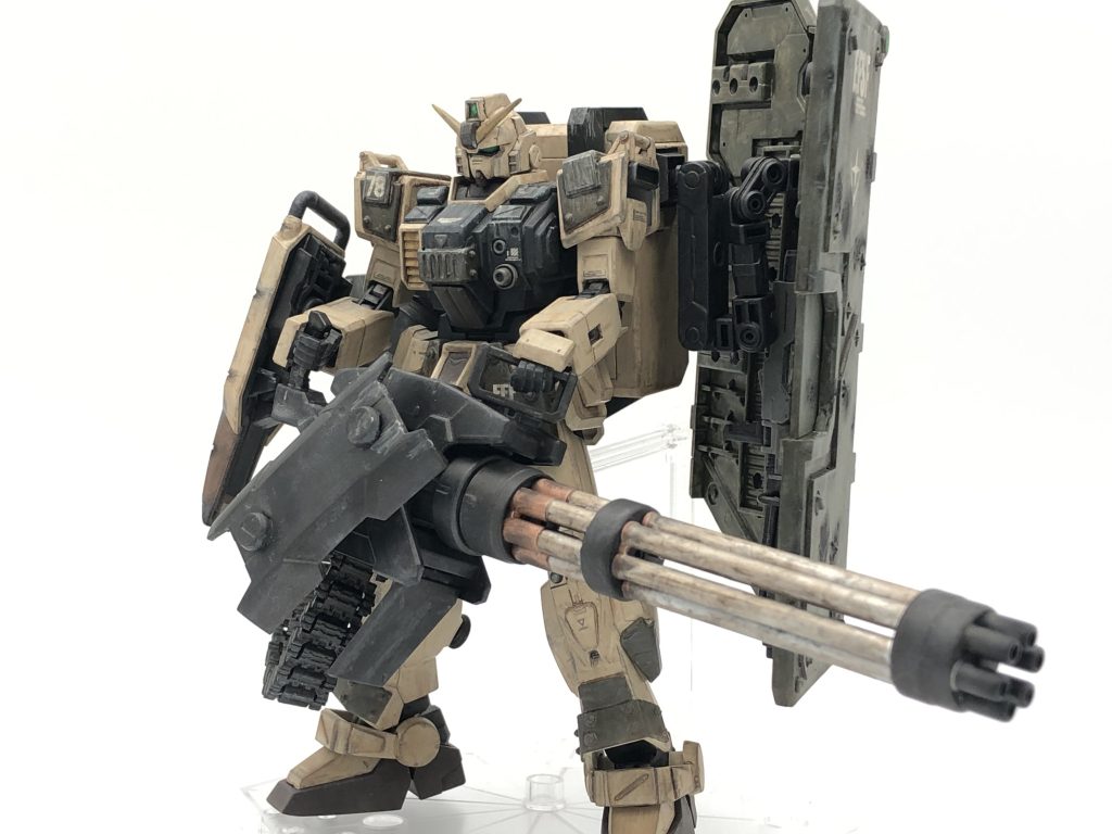 ガトリングもっての素立ち状態ガトリング側面には装甲を通常のシールドは右腕に装備して機体正面、右側面の防御を申し訳程度に上げています。