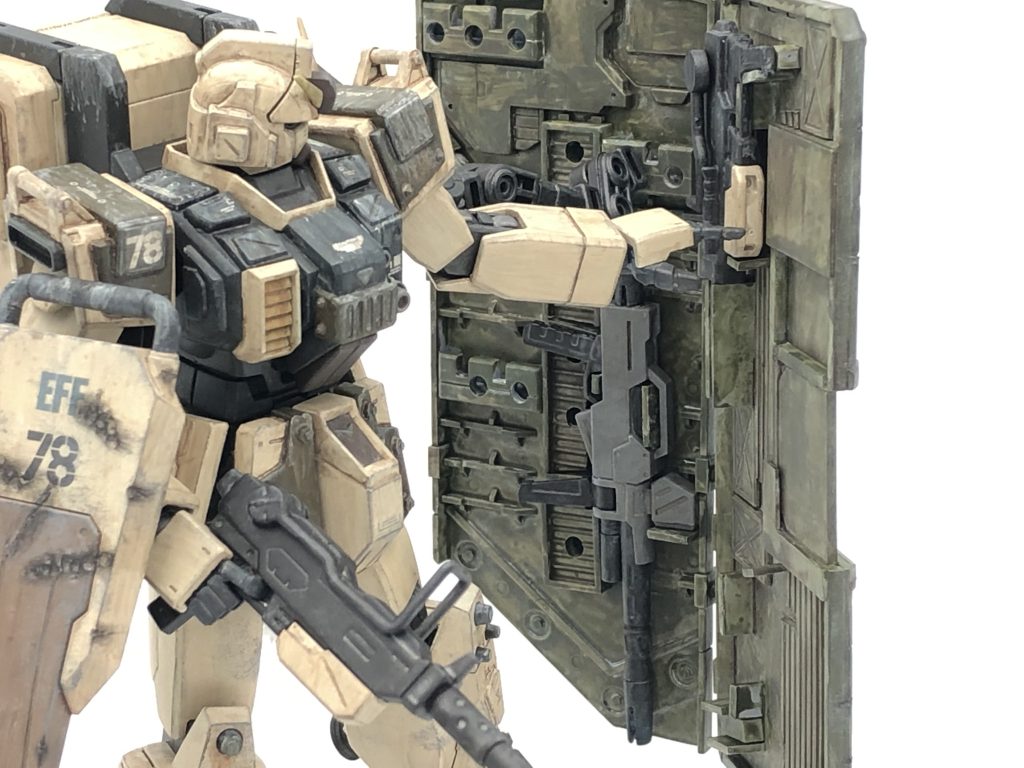 大型シールド裏に銃器類をマウントガトリングを撃ち尽くしたら通常装備に切り替えるのを想定しました。