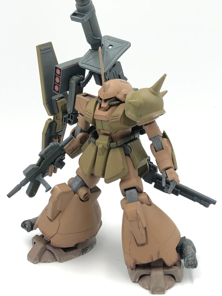 前面斜め上から右腕のシールド周りはバトルアームアームズのジョイントパーツとミサイルを追加してます。カラーリングは水性ホビーカラーのカーキとサンディブラウンのツートンて感じですね