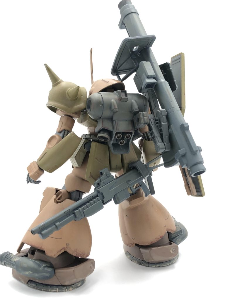 バックショットショットガンはこんな感じで腰背面にマウントできるようにしました。このキットでは背中に武装がゴチャゴチャ収まってるのがやりたかったんですね。ドムトローペンのラケーテンバズもアーム接続でマウントしてます。