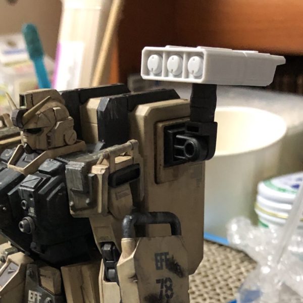 https://gumpla.jp/hg/1321653前に投稿した陸戦型ガンダムの塗装中に（コンテナにアーム接続用の工作したから他の装備に換装するのもアリだったか）なんて考えがよぎったのでミサイルポッドを検討してます。元の塗装済みアームを組み替えても収まりが気に入らなかったので、土台部分？を自作してます。（2枚目）