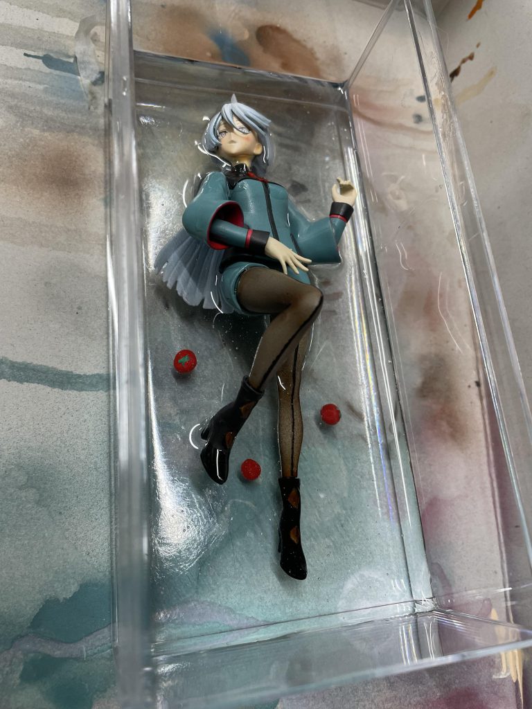 ミオミオのレジン漬け。後に引けなくなった瞬間。関節を埋めた時、ついでに余ったエポパテで1/12トマトを作ってあります。