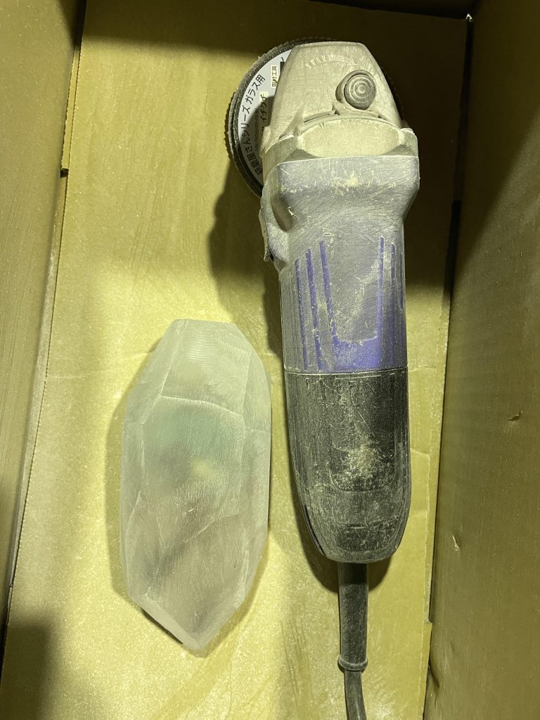 硬化したレジンを大まかにカット！おおよそプラモ製作には使わない工具が写っていますね。グラインダーを使う時はカバーをつけような！