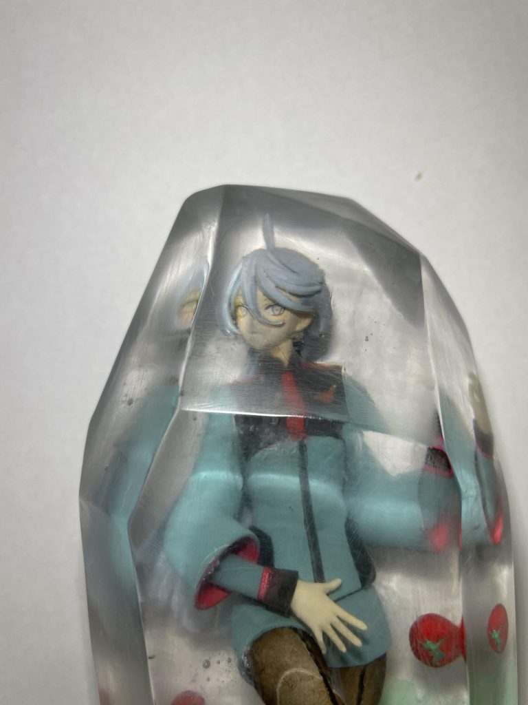 レジン硬化時に塗料の成分がにじみ出てます…透明感も濁るし、これが本当に悔しい！