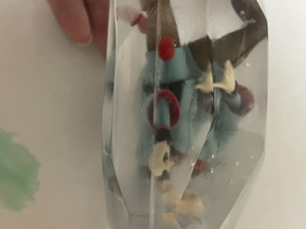 900ｍｌのレジンを3回に分けたせいで、線が入ってます。こうなるのは予想していたのですが、1回で硬化させた時の発熱とかが怖かった。この辺の加減は経験値が必要ですかね。