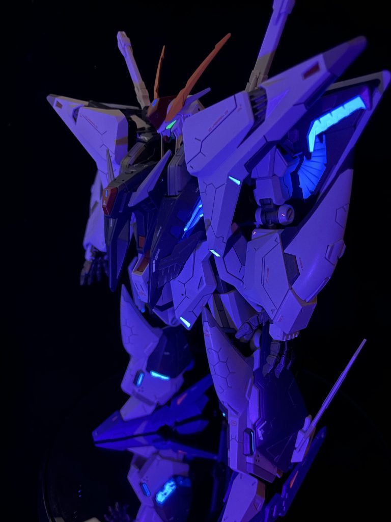 各所に蛍光塗料での部分塗装を施しました。