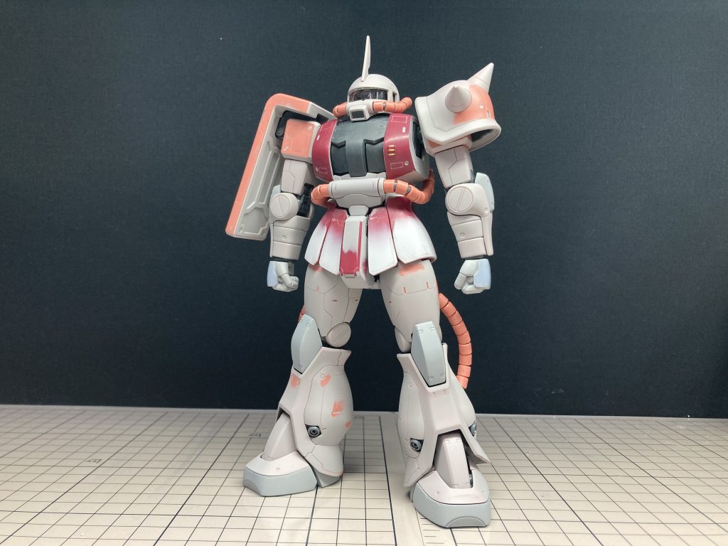 ディテール加工後全身にスジボリを行いパネルラインを追加電飾に対応させるため、ディテールの一部をクリアに加工スパイクアーマーの形状変更胴体コックピット横に真鍮線で手すりを追加