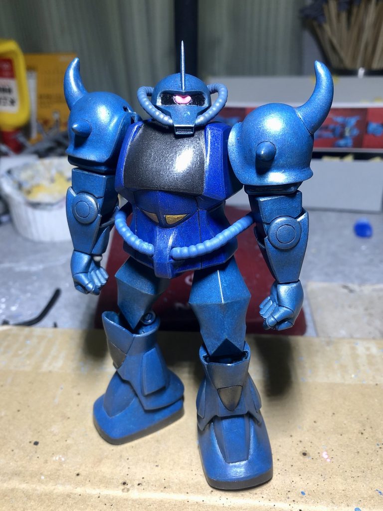 アクリルガッシュの筆塗りにて全体を塗装。各所C面出ししたので、丸みもありつつパリッとした印象になりました。