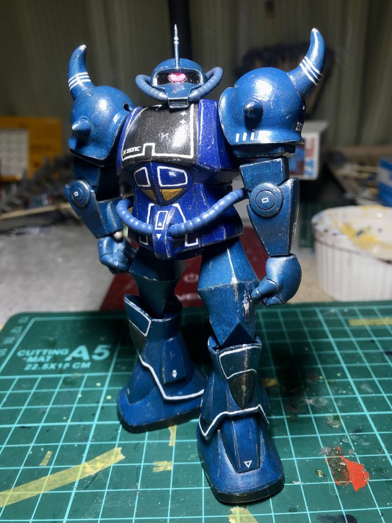 マスキングが全然上手くいかなかったので白線は手書きで何とかしました。(デカールも久々)その後ウェザリングとチッピングも各所に施しました。