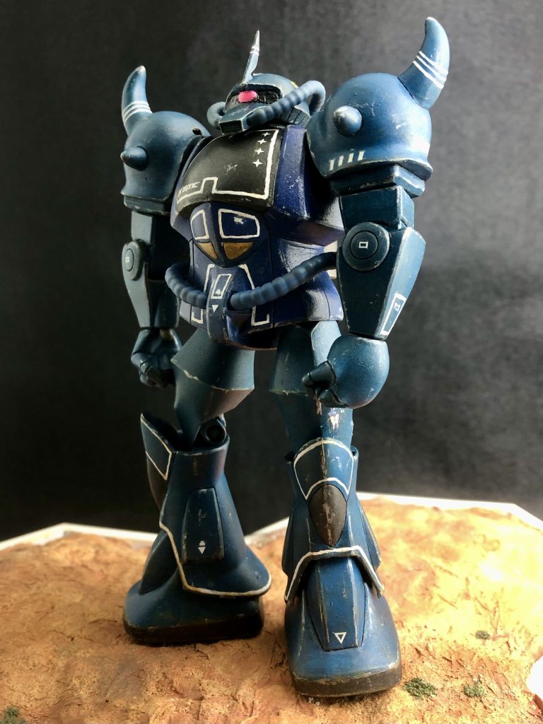 ただの素立ちもなんなので、以前製作した地面のジオラマと合わせて撮ってみました。陸戦機体はこういった感じが合いますよね?