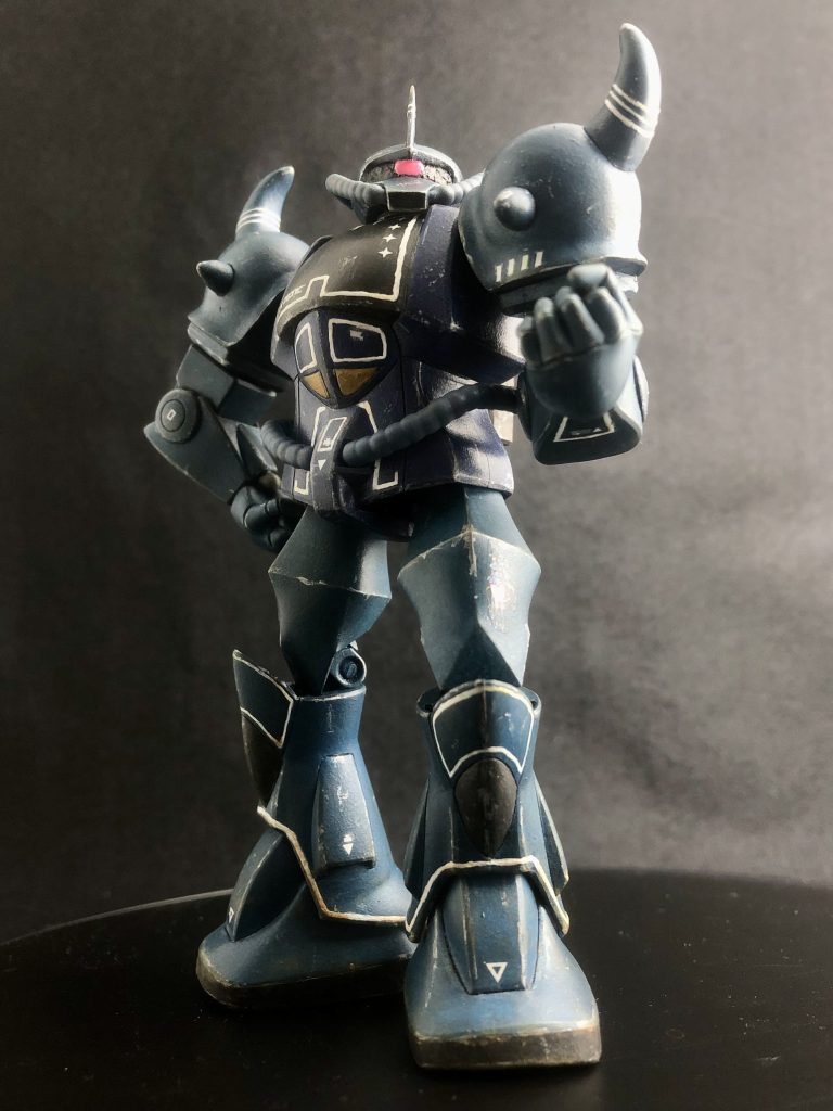 ちょっと得意げなポーズでパシャリ。左太腿にグフレディのデカールを使ったのですが、白飛びして全然見えませんねwそしてさすが旧キット、全然カッコ良いポーズができないw