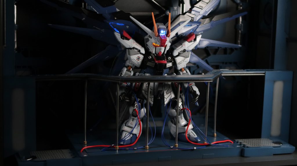 今回電飾を仕込んでいますが正面に見えるコードは大体フェイクです。