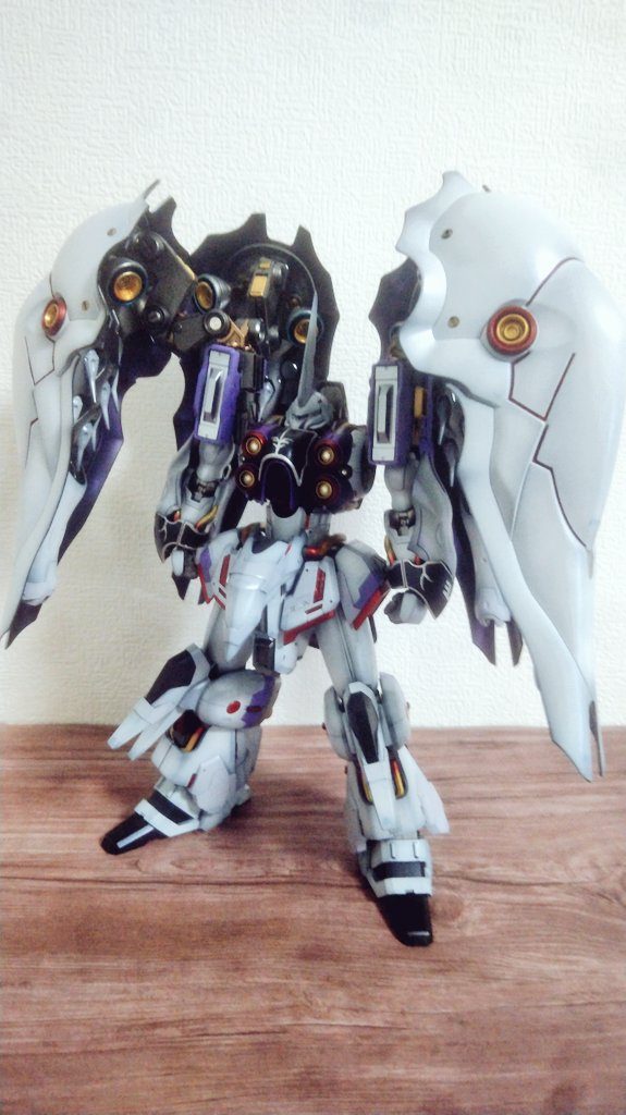 塗装はいつもの黒立ち上げのグラデーション、エングレーヴィングはエナメルでの筆塗りです