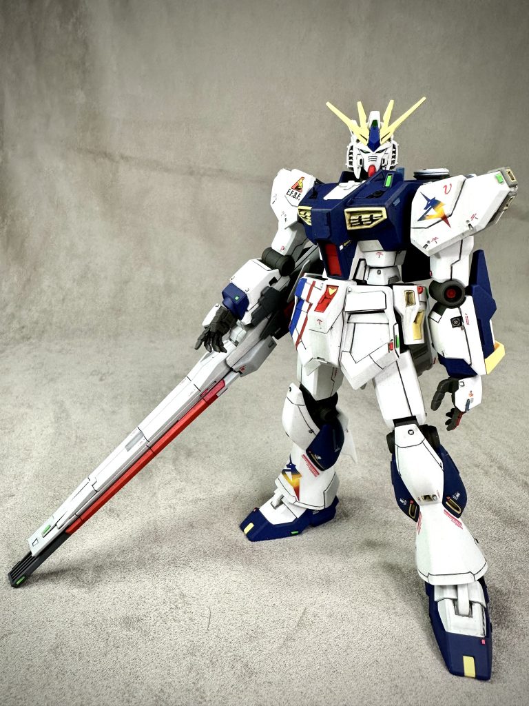 ---------------------------------------------------------- RX-93 ff 会社の同僚から御土産でもらった福岡ガンダムをあっさり目に仕上げてみました。基本構造はEGなので、マスキング作業も不要でストレスフリー。基本的に改造はせず、肩の上と胸部にディテールを追加した程度にとどめ、ホワイト・グレーを数種、パーツ分割ラインで塗り分けてあります。しかし素組み状態だとあまりに薄味なので、各所にスジボリ、プラチップ配置、デカール貼付を行いました。最近の流れのRGのような外装分割、過度なスジボリが食傷気味になっているので、今の自分にはこれぐらいがちょうど良い感じです。