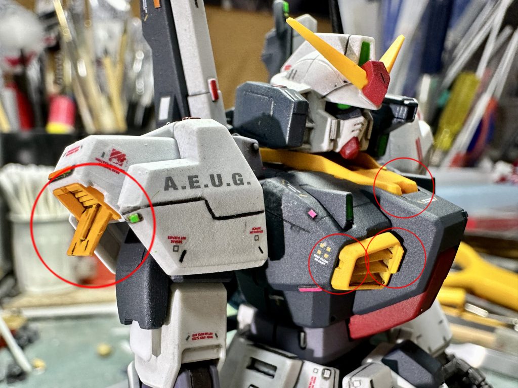 　今回、スジボリはほどほどにして、付け足す方向と切り欠くディテールを多用してみました。　肩のフィン、胸ダクト内側の台形延長部分は0.1ｍｍプラバンを接着したものです。元デザインになじむように角を斜めにカットしたり補助板を付け足してみたり。　胸ダクト外側や襟は、0.1～0.3ｍｍの平彫刻刀で部品の角を落としただけです。　どちらも手軽に出来るうえ、パーツの密度を上げられるのでおすすめです。