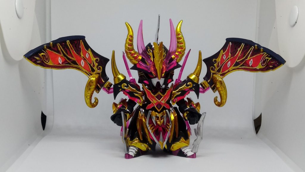 UVライトの効果で、蛍光ピンクの部分が加わり、 翼の上部は金で塗装されていません。翼が広く見えるためです。金色のフレームを追加すると、小さく見えます。