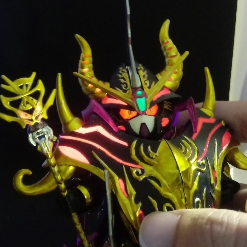 接写撮影目のステッカーにUVカラーを塗りました。UVライトの下で光り、瞳孔も見えます。