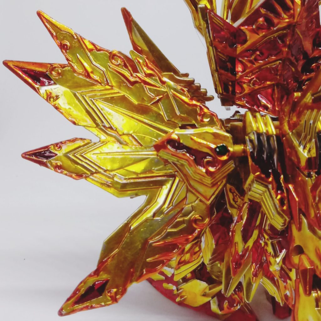 翼のクローズアップ塗装テクニックは水彩画のようで、クリアイエローを追加してから、シンナー (タミヤ X-20) を 2 ～ 3 滴加えてから、スケーラーを使用して、翼全体が完全に平らになるまで色を反対側に押し出します。 乾いたらもう一度作業を繰り返しますが、今度はクリアオレンジとクリアイエローを少し加えて発色を良くし、クリアカラーで影を作ることもできます(具体的な方法は動画の4:43よりご覧いただけます)https://youtu.be/jw8hycwTo6o