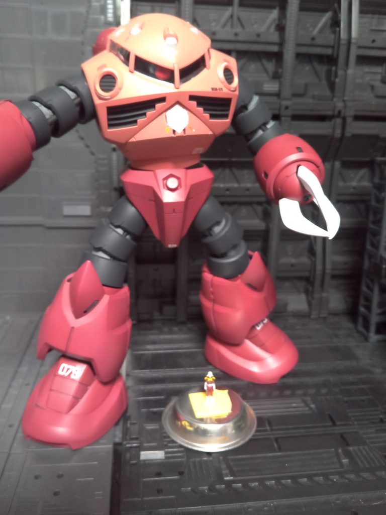 お立ち台、ちょうどいいのないかな？塗料皿の上が、無くさないで置いておくちょうど良さ(笑)