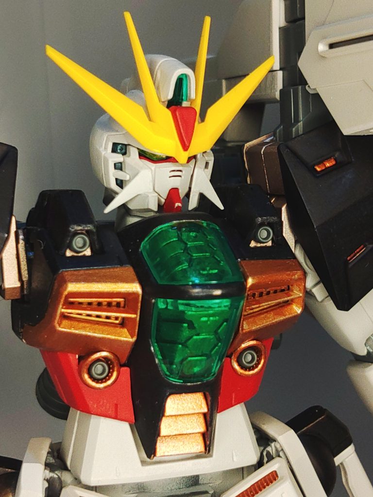 胸のクリアーパーツ内部は明るい金で塗装したのですが、クリアーパーツに負けてあまり目立たない