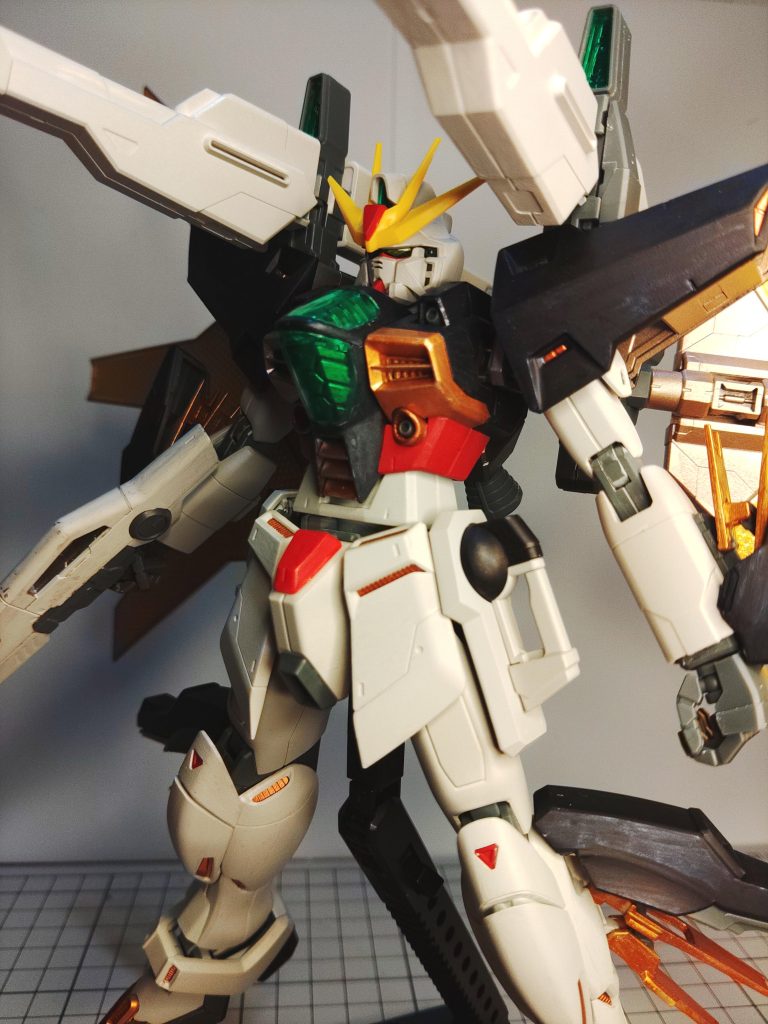 今回は肩アーマー内部のスコープはスライドギミックの関係で未塗装です。