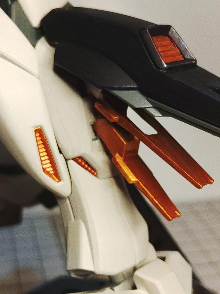 改造箇所はこのスネアーマーの合わせ目をモールド化したのとサテライトキャノンのスライドギミックを固定に(塗装が剥げる為)